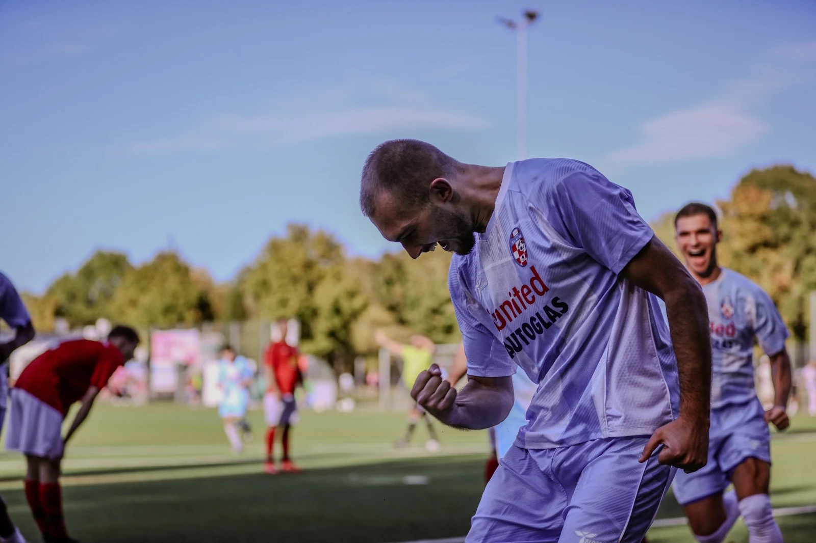 Fußballspieler jubelt mit geballter Faust.