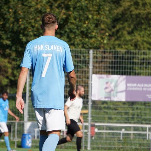 Fußballspieler in blauer Uniform mit der Nummer 7 auf dem Spielfeld.
